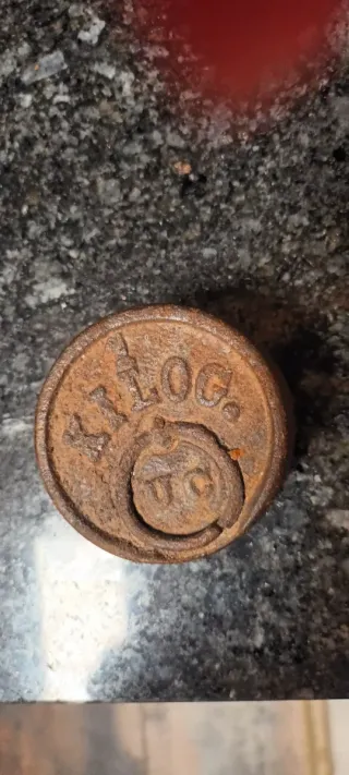 Pesa antigua de 1 kg