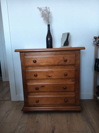 Cómoda de madera de pino