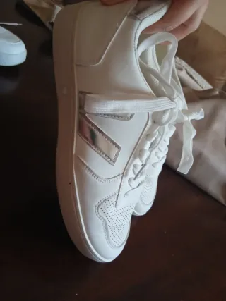 Zapatillas Veja blancas y doradas