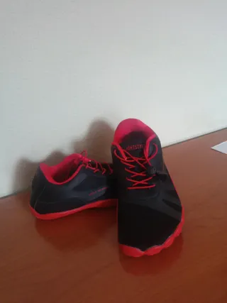 Zapatillas deportivas negras y rojas