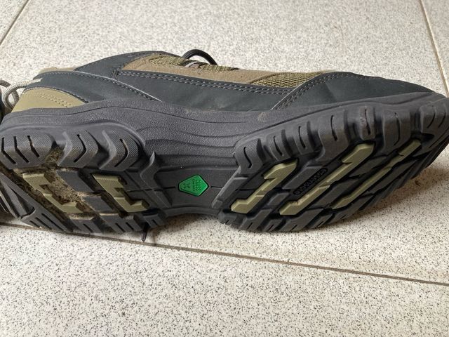 Zapatillas trekking negras y verde oliva