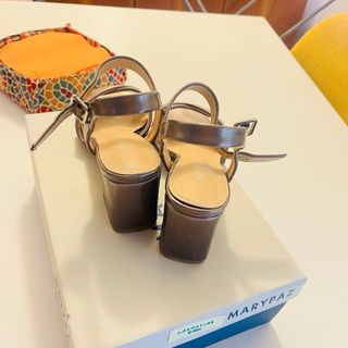 Sandalias plateadas oscuras boda