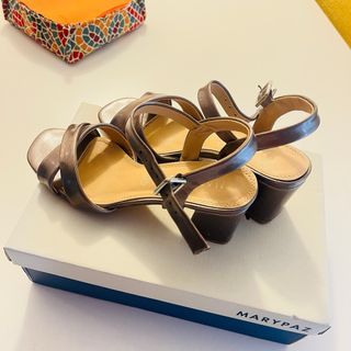 Sandalias plateadas oscuras boda