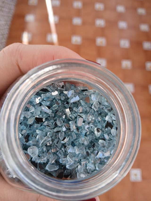 Barattoli in vetro con pietre blu