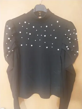 Camiseta negra con perlas