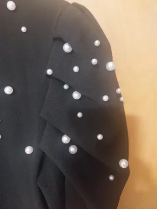 Camiseta negra con perlas