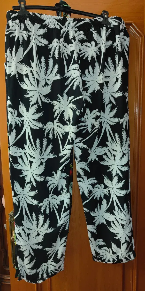 Pantalón estampado palmeras negro y blanco