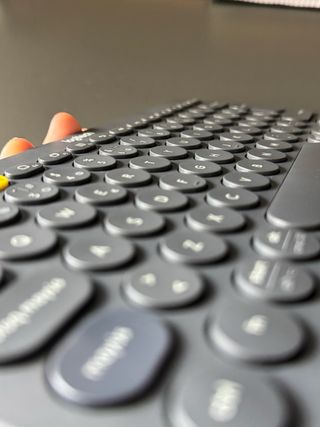 Teclado Logitech K380 Gris y Amarillo