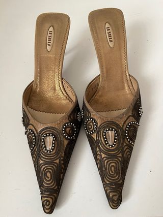 Zapatos joya Le Silla marrones y dorados. 