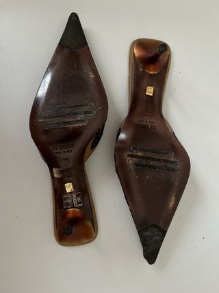 Zapatos joya Le Silla marrones y dorados. 