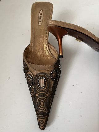 Zapatos joya Le Silla marrones y dorados. 