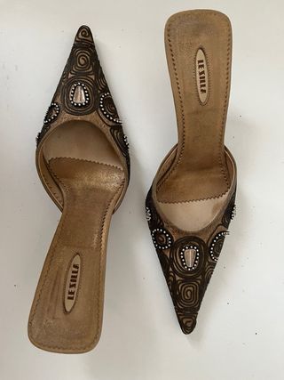 Zapatos joya Le Silla marrones y dorados. 