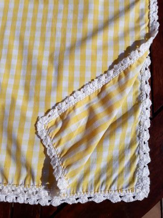 Cortina cuadros amarilla y servilleta a juego