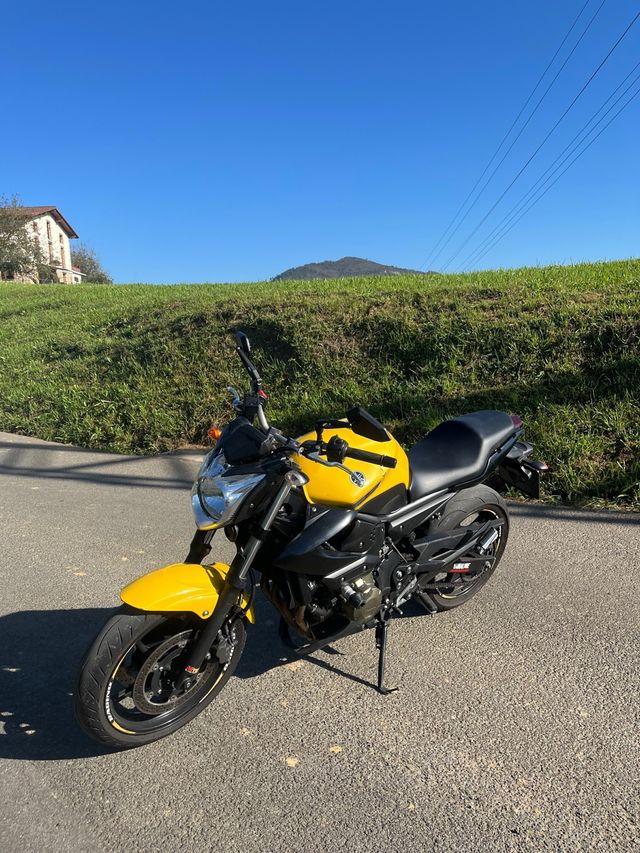 Yamaha XJ6 Amarilla