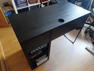 Escritorio negro y metal de Ikea modelo Micke