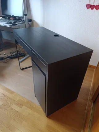 Escritorio negro y metal de Ikea modelo Micke