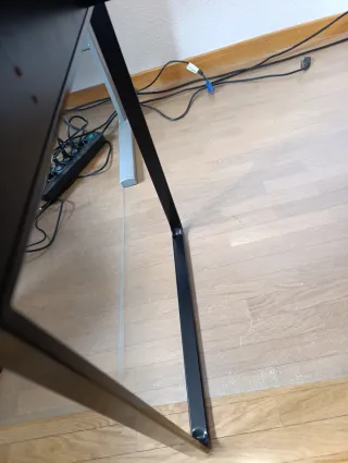 Escritorio negro y metal de Ikea modelo Micke