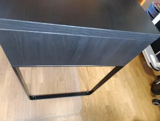 Escritorio negro y metal de Ikea modelo Micke