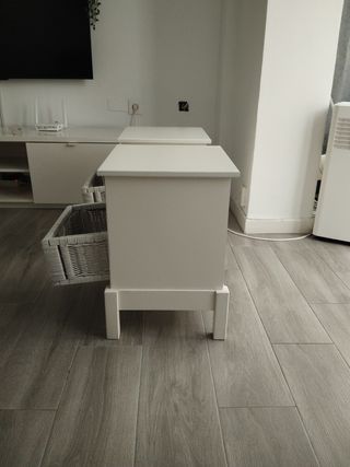 Comodini con cestino in vimini