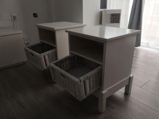 Comodini con cestino in vimini