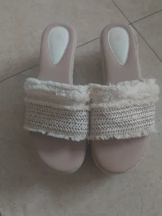 Sandalias cuña beige y blanco talla 41