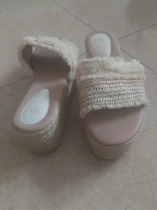 Sandalias cuña beige y blanco talla 41