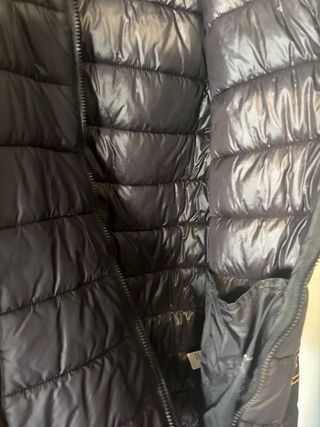 Abrigo acolchado negro de la marca Koroshi