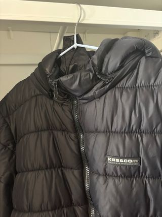 Abrigo acolchado negro de la marca Koroshi