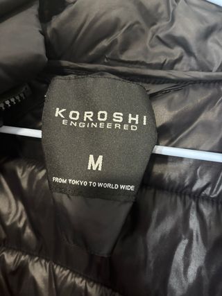 Abrigo acolchado negro de la marca Koroshi