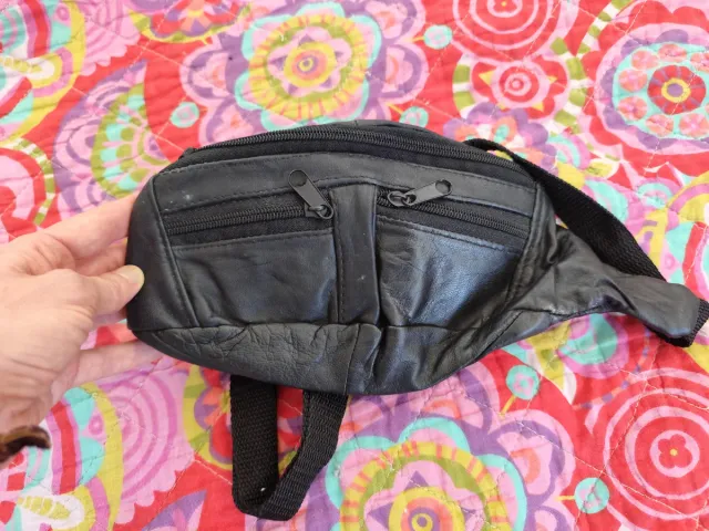 Riñonera de piel negra