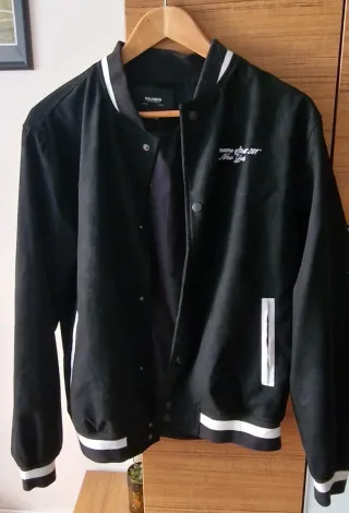 Cazadora bomber Pull&Bear negra chico