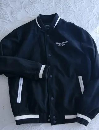 Cazadora bomber Pull&Bear negra chico