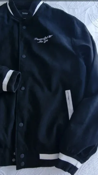 Cazadora bomber Pull&Bear negra chico