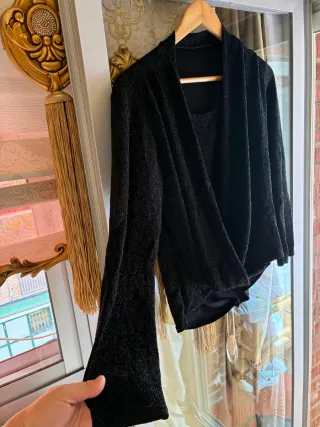 Blusa elegante negra brillante
