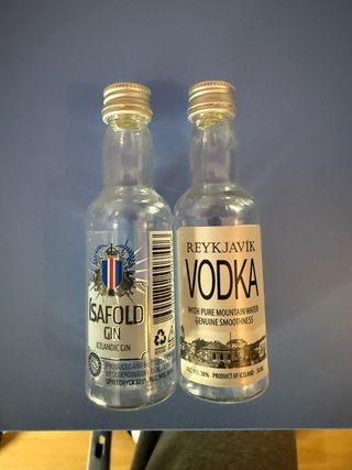 Mini bottiglie di liquore islandesi vuote