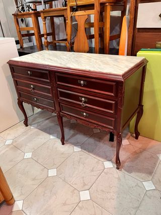 Cómoda de madera con tapa de mármol