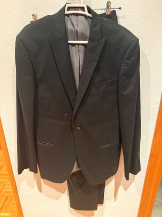 Traje caballero solo un uso. 