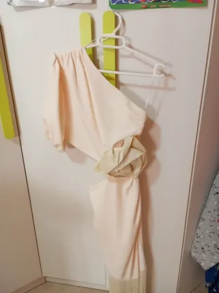 Vestido fiesta beige con flecos