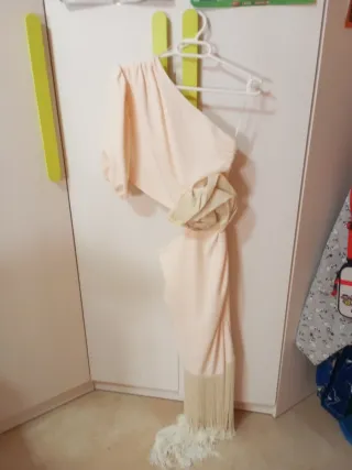 Vestido fiesta beige con flecos