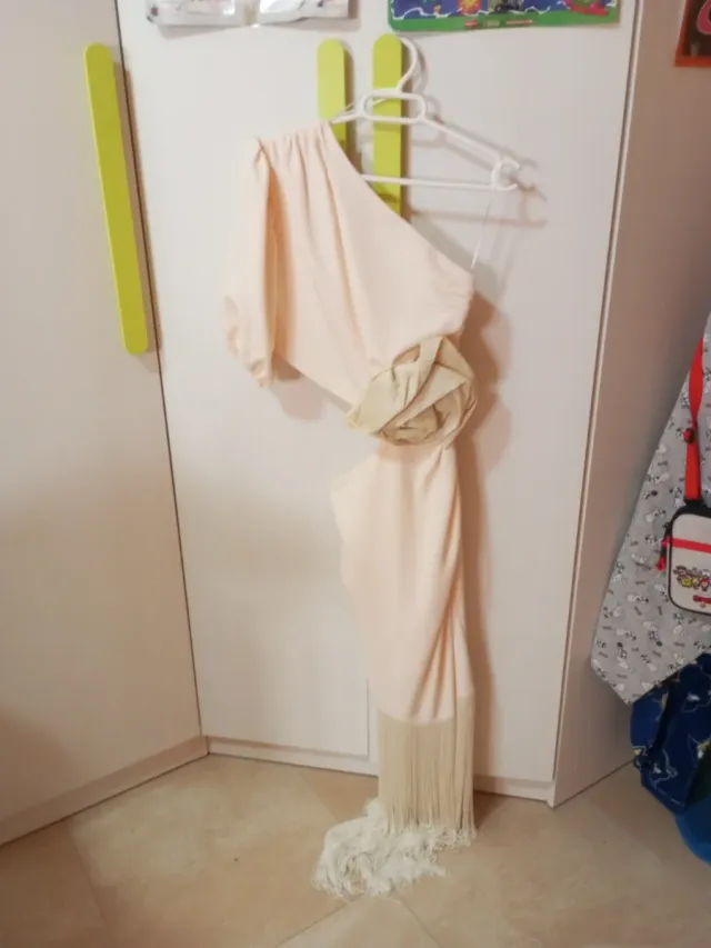 Vestido fiesta beige con flecos