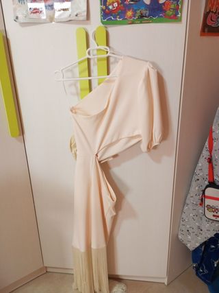 Vestido fiesta beige con flecos