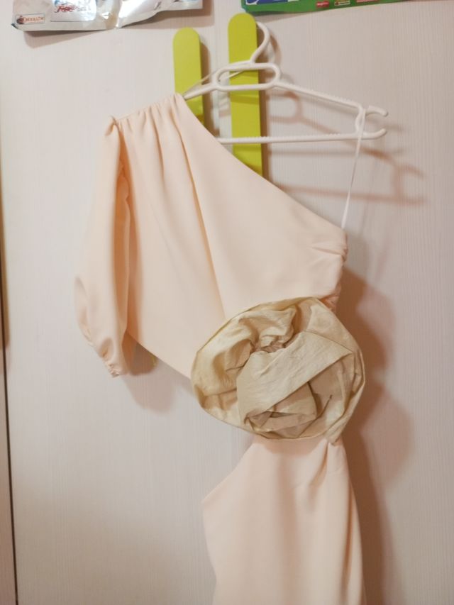 Vestido fiesta beige con flecos