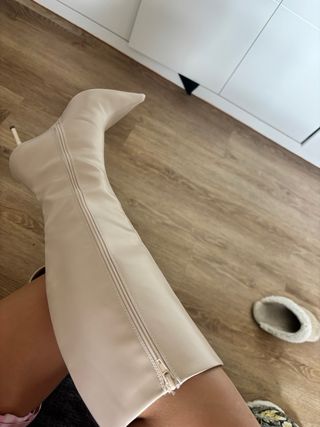Botas altas tacón punta fina crema