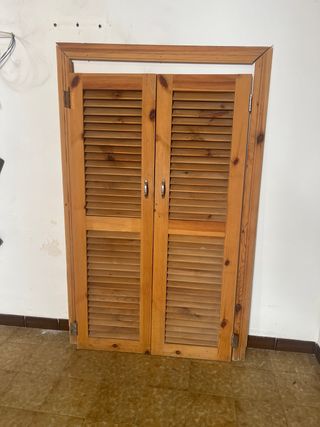 Puerta de madera tipo persiana