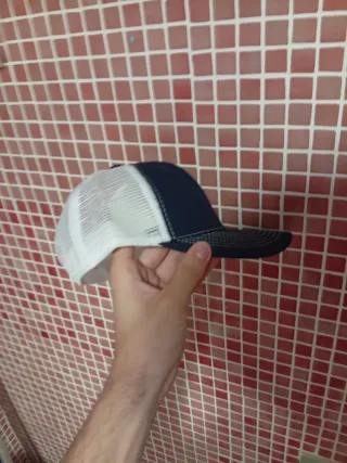 Gorra estilo trucker azul y blanca