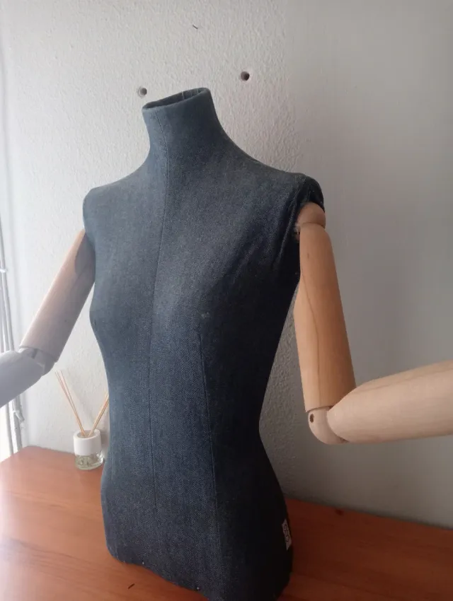 Maniquí de costura con brazos de madera