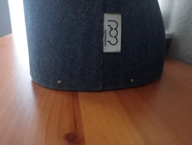 Maniquí de costura con brazos de madera