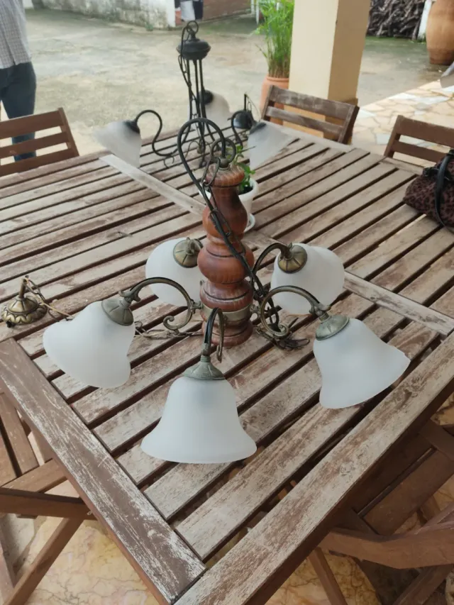 Lámpara de techo madera y metal, tiene una tulipa