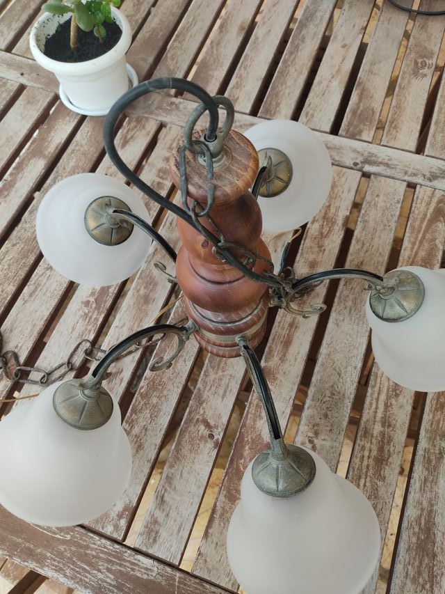 Lámpara de techo madera y metal, tiene una tulipa