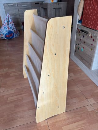 Libreria para cuentos de madera